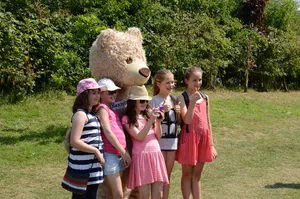 12x8 Baxterbear with the Guests